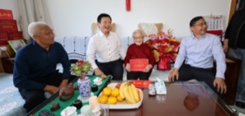 刘子斌董事长重阳节前夕走访慰问百岁老人